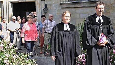 Von der Kirche aus ging es zum gegenüberliegenden, neuen Gemeindehaus.