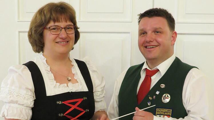 Jürgen Kunkel übernimmt zunächst stellvertretend den Taktstock von Christine Huppmann.