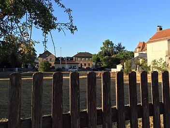 Auf diesem Gelände direkt gegenüber des Mainleuser Bahnhofs  plant  Unternehmer Arno Friedrichs den Bau von zwei Mehrfamilienwohnhäusern. Foto: Jürgen Gärtner