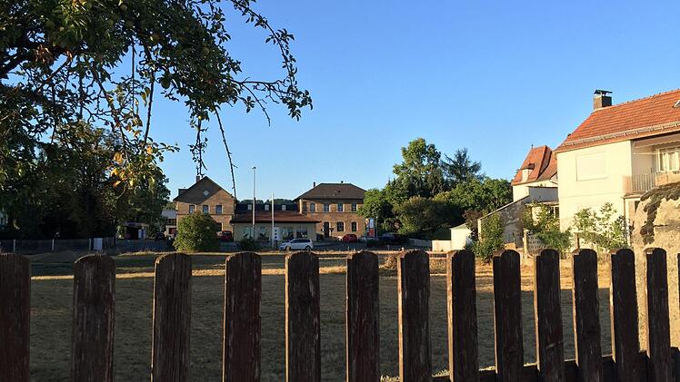 Auf diesem Gelände direkt gegenüber des Mainleuser Bahnhofs  plant  Unternehmer Arno Friedrichs den Bau von zwei Mehrfamilienwohnhäusern. Foto: Jürgen Gärtner