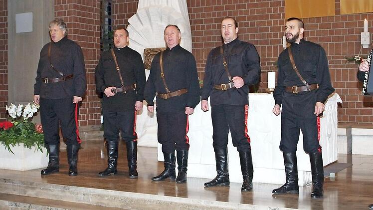 Die Maxim Kowalew Don Kosaken zogen die zahlreichen Besucher bei einem Konzert in der Pfarrkirche Heilige Familie in ihren Bann. Foto: Alfred Thieret