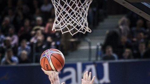 Der Baunacher Henri Drell wirfrt gegen den Serben Milenko Tepic. Foto: Fiba