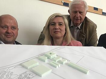 Ist der Abriss bestehender Gebäude unvermeidlich? Ministerin Melanie Huml, Abgeordneter Holger Dremel (beide CSU)  und stellvertretender Landrat Hans Pfister präsentieren ein Gebäudemodell für die Galgenfuhr.   M. Wehner