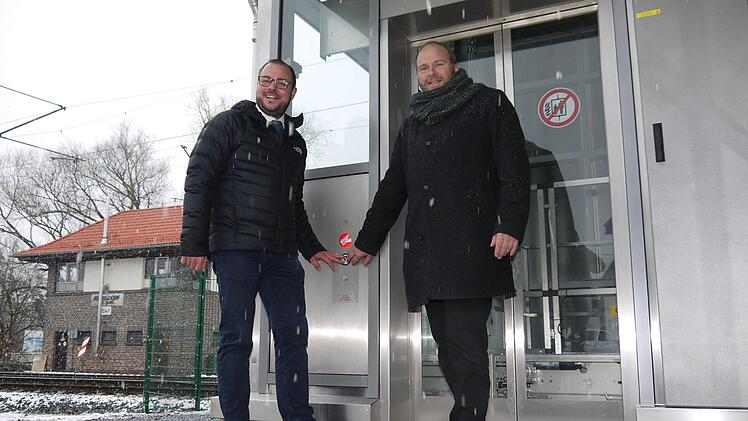 Sebastian Straubel und Bernd Reisenweber am  noch nicht einsatzfähigen Aufzug. - Foto: Berthold Köhler