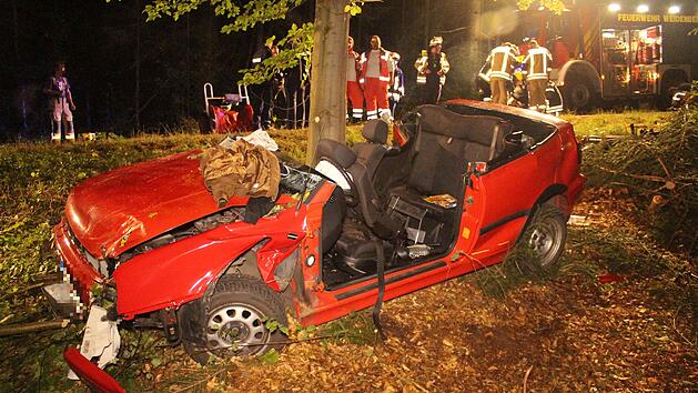 Reh ausgewichen und von Fahrbahn abgekommen: Auto kracht gegen Baum