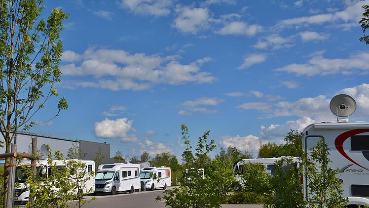 Die ersten Wohnmobilisten sind bereits am Wochenende in Bad Königshofen angereist. Sie genießen die Sonne in familiärer Runde. Foto: Hanns Friedrich