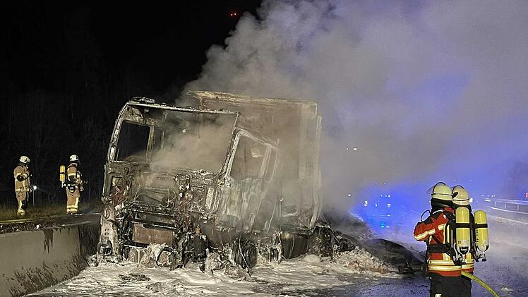 Lastwagen in Flammen: A9 aktuell gesperrt