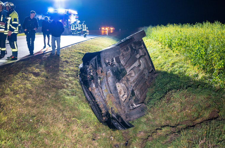 Pettstadt: Unfall auf BA29 - Auto überschlägt sich und landet im Graben - Kind kommt in Klinik