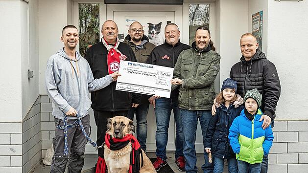 Die Clubfreunde übergaben den Spendenschewck an das Tierheim ( v. l.): Andreas Hellmann (Zweiter Vorsitzender Tierheim Forchheim) mit Hund Mira, Günther Stilkerich (Vorsitzender Clubfreunde Burk-Forchheim), Frank Maßem (Beisitzer Clubfreunde), Mat...