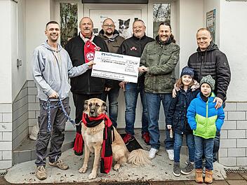 Die Clubfreunde &uuml;bergaben den Spendenschewck an das Tierheim ( v.&nbsp;l.): Andreas Hellmann (Zweiter Vorsitzender Tierheim Forchheim) mit Hund Mira, G&uuml;nther Stilkerich (Vorsitzender Clubfreunde Burk-Forchheim), Frank Ma&szlig;em (Beisitzer Clubfreunde), Mat...