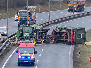 Getreide-Anhänger auf B8 in Würzburg gekippt