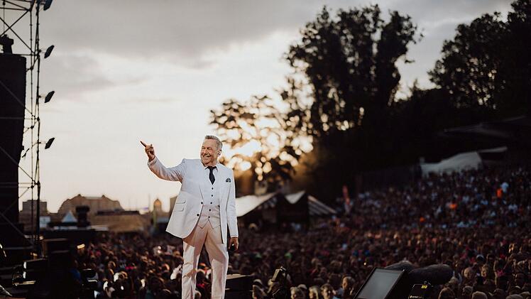 Open-Air-Konzerte verbreiten eine ganz besondere Stimmung. Das sieht man auch bei den Aufnahmen von Roland Kaisers zahlreichen Konzerten.