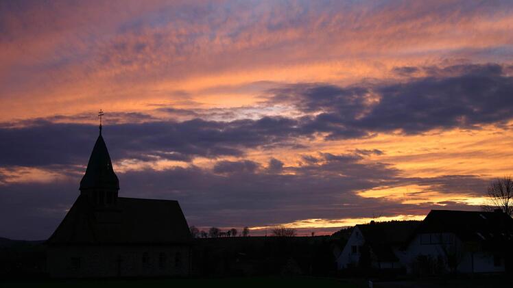 Die Kraisdorfer Kirche stand im Mittelpunkt der 100-Jahr-Feier. Unser Bild zeigt sie bei Sonnenunergang. Foto: Eckehard Kiesewetter