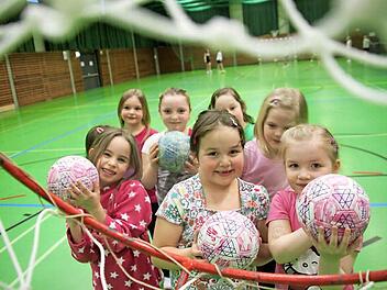 Rein mit dem Ball in den Korb: Lea, Asel, Charlotte, Emely, Melanie, Amanda, Lara und Julia haben beim Training ihren Spaß. Fotos: Diana Fuchs