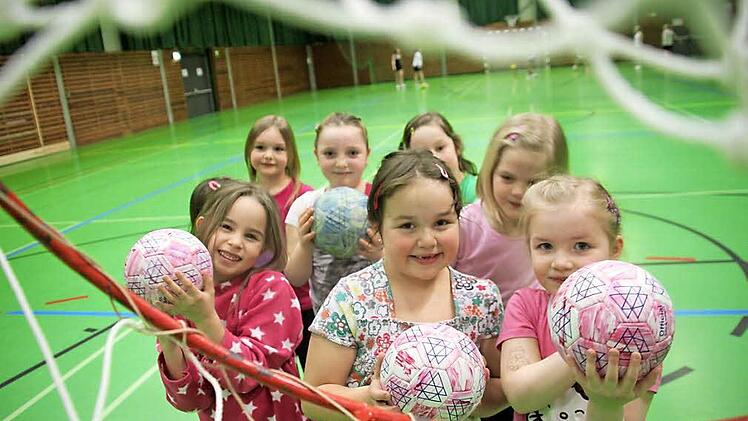 Rein mit dem Ball in den Korb: Lea, Asel, Charlotte, Emely, Melanie, Amanda, Lara und Julia haben beim Training ihren Spaß. Fotos: Diana Fuchs