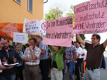 FW-Bundesvorsitzender Hubert Aiwanger (l.) sucht in Gosberg das Gespräch mit den Windkraft-Gegnern.  Fotos: Galster