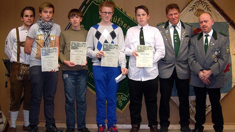 Jugendleiter Florian Linke (links), Sportwart Stefan Flachsenberger (rechts) und Schützenmeister Wolfgang Krines (Zweiter von rechts) freuen sich über die Erfolge der Jugend-Vereinsmeisterschaften. Geehrt wurden (weiter von links): Fabian Schütz (2. Platz), Martin Heinz (5. Platz), Veit Hofmann (3. Platz) und David Flachsenberger (1. Platz). Foto: ab