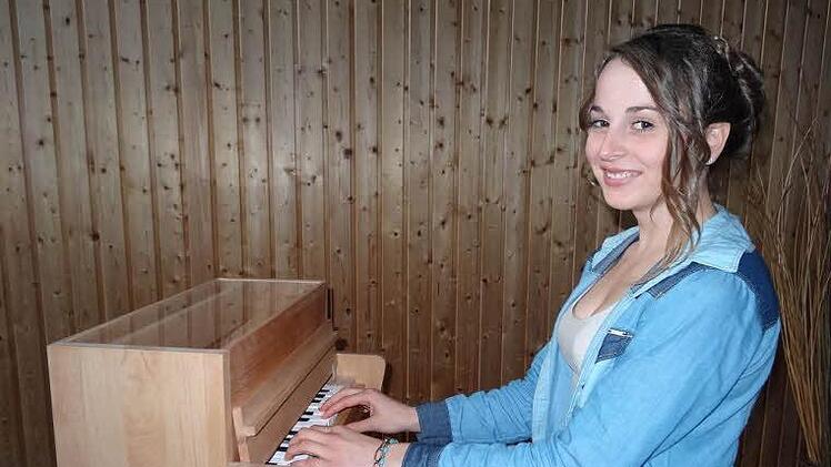 Celina Szczesniak (Wildflecken) hat ein Miniklavier gebaut.