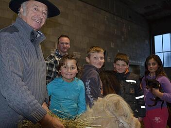 Georg Frank macht derzeit mit seiner Großfamilie und rund 60 Tieren in Thurnau Station. Denise, Jordan, Leon und Chantalle helfen ihrem Opa gerne bei der Arbeit im Zirkus Henry. Foto: Katharina Müller-Sanke
