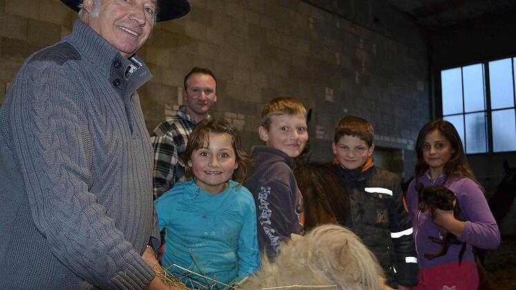 Georg Frank macht derzeit mit seiner Großfamilie und rund 60 Tieren in Thurnau Station. Denise, Jordan, Leon und Chantalle helfen ihrem Opa gerne bei der Arbeit im Zirkus Henry. Foto: Katharina Müller-Sanke
