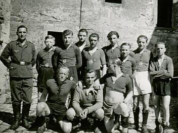 Ein Mannschaftsbild des FC Poppenlauer mit Otto Ziegler (vorne links).Foto: privat