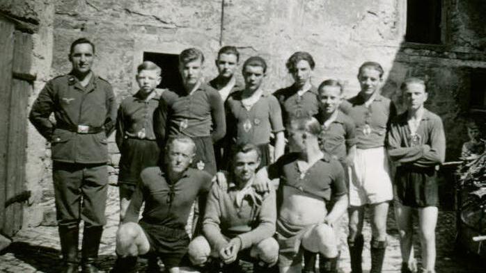 Ein Mannschaftsbild des FC Poppenlauer mit Otto Ziegler (vorne links).Foto: privat