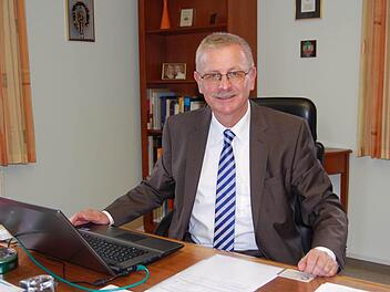 Zufrieden mit den bewegten sechs Jahrzehnten aber auch mit der Entwicklung im Markt Oberthulba ist der seit heute 60-jährige Bürgermeister Gotthard Schlereth. Foto: Günther Straub