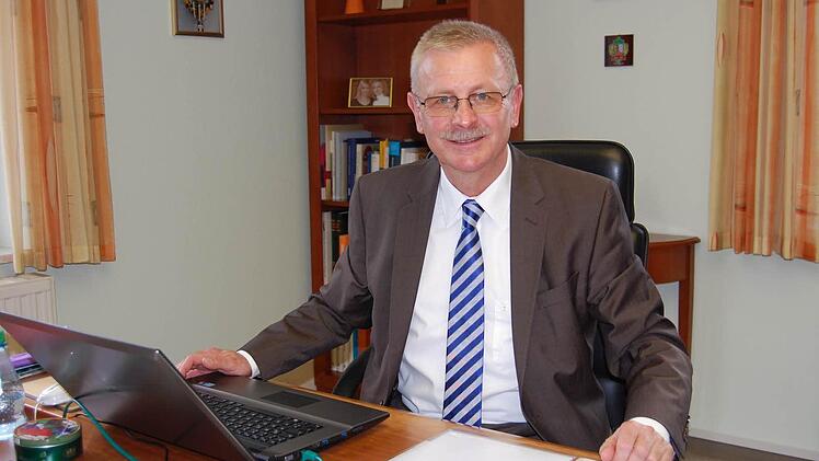 Zufrieden mit den bewegten sechs Jahrzehnten aber auch mit der Entwicklung im Markt Oberthulba ist der seit heute 60-jährige Bürgermeister Gotthard Schlereth. Foto: Günther Straub