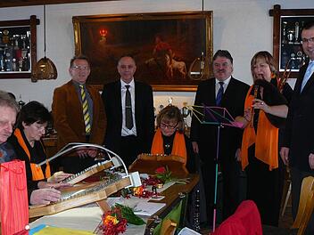 Die Anerkennung der ehrenamtlichen Leistung des Hohenbergers Manfred Ott sowie die kulturelle Mitarbeit der Saitenpfeifer aus Orml prägten den Neujahrs- und Ehrenamtsempfang des Marktes Marktleugast am Sonntag im FC-Sportheim. Unser Bild zeigt (sitzend von links) Ambros Rödel, Ruth Rauh und Kerstin Goller sowie (stehend von links) Manfred Ott, Bürgermeister Franz Uome, Landrat Klaus Peter Söllner, Karin Pfaffenberger und MdL Martin Schöffel.  Foto: Klaus-Peter Wulf