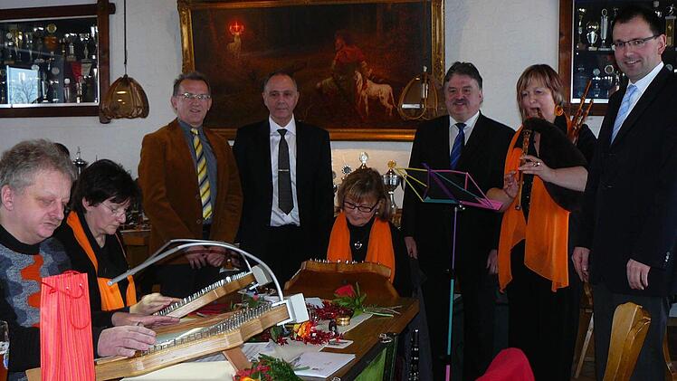 Die Anerkennung der ehrenamtlichen Leistung des Hohenbergers Manfred Ott sowie die kulturelle Mitarbeit der Saitenpfeifer aus Orml prägten den Neujahrs- und Ehrenamtsempfang des Marktes Marktleugast am Sonntag im FC-Sportheim. Unser Bild zeigt (sitzend von links) Ambros Rödel, Ruth Rauh und Kerstin Goller sowie (stehend von links) Manfred Ott, Bürgermeister Franz Uome, Landrat Klaus Peter Söllner, Karin Pfaffenberger und MdL Martin Schöffel.  Foto: Klaus-Peter Wulf