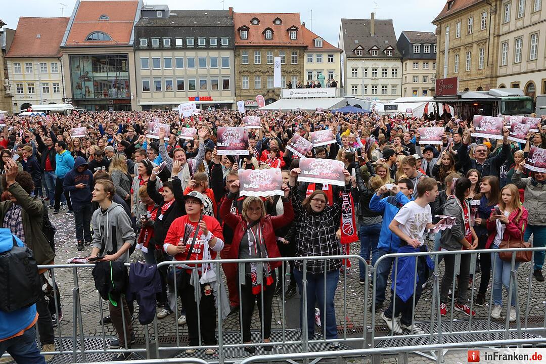 Fans des Spiela der Brose-Baskets am Maxplatz; Brose-Baskest sind Meister; Foto: Barbara Herbst