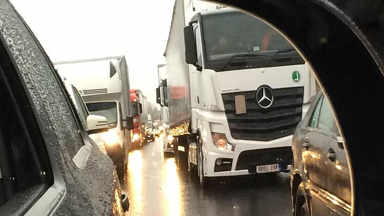 Zu einem langen Stau kam es am Dienstag früh auf der B 173 im Bereich von Johannisthal.  Foto: Corinna Igler