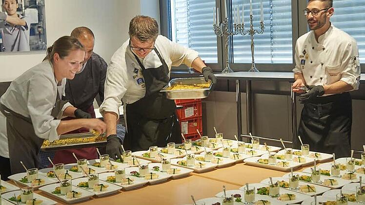 Die Profis sorgen beim Anrichten auch f&uuml;r das dekorative Element. Am 17. April darf man wieder schlemmen. Fotos: RiegerPress