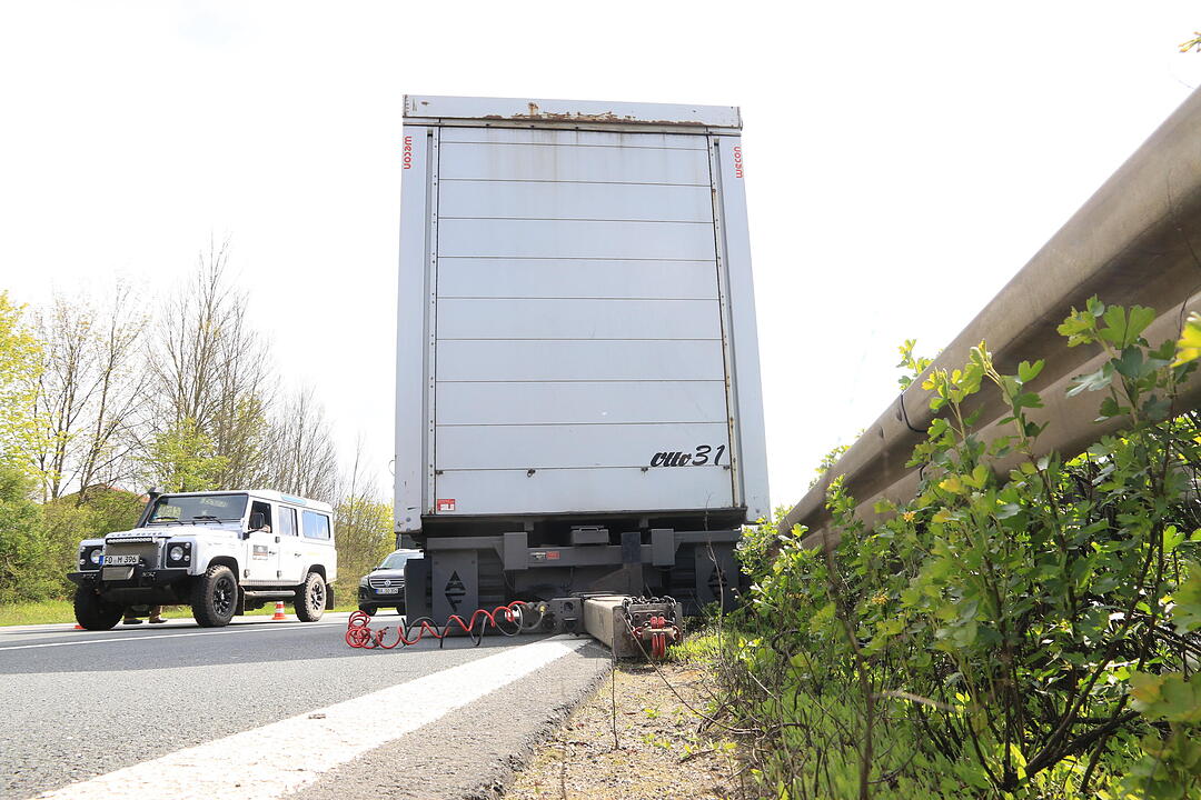Lkw-Anhänger löst sich auf A73 bei Forchheim