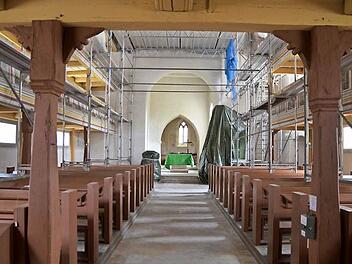 Die Gerüste werden noch lange das Bild in der Fechheimer Kirche bestimmen. Foto: Rainer Lutz