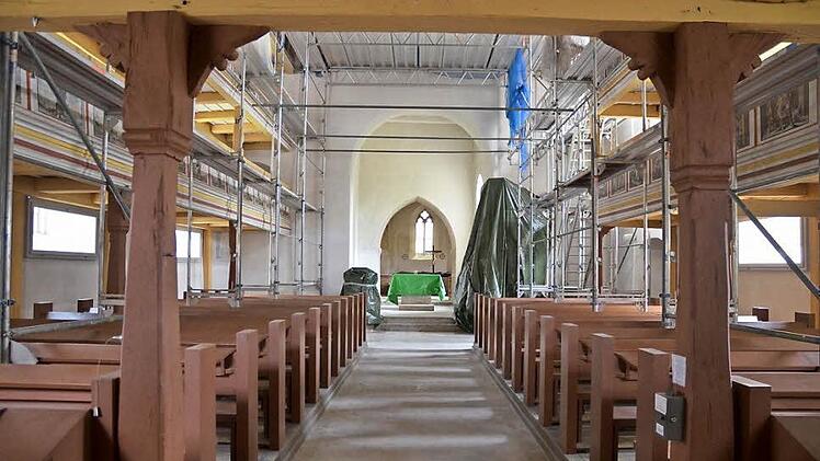 Die Gerüste werden noch lange das Bild in der Fechheimer Kirche bestimmen. Foto: Rainer Lutz