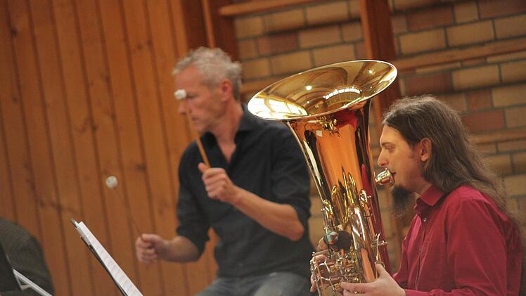 Alle sind hochkonzentriert bei der Probe dabei.  Foto: Angelika Silberbach