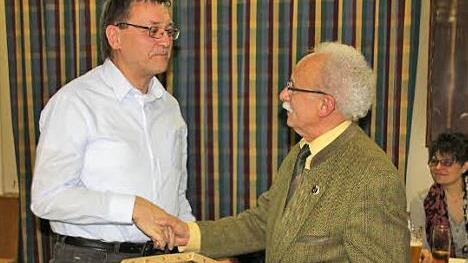 Werner Hornung (links) wurde zum Ehrenmitglied ernannt, wozu Zweiter Vorsitzender Karl Schmitt gratulierte. Foto: Ralf Kestel