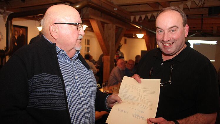 Zwei, die den Poldi Schott nie vergessen haben: Heinz Schaller (71, links)   und Thomas Besand (52).  Foto: Sonny Adam