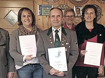 Die Funktionäre freuen sich mit den Geehrten (von links): Vorsitzender Günter Rüdiger, Michaela Brehm, Willi Brehm, Zweite Vorsitzende Roswitha Schütze, Christine Hertlein, Gauschützenmeister Robert Adler. Foto: privat