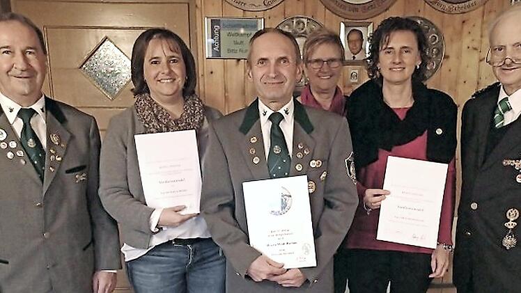 Die Funktionäre freuen sich mit den Geehrten (von links): Vorsitzender Günter Rüdiger, Michaela Brehm, Willi Brehm, Zweite Vorsitzende Roswitha Schütze, Christine Hertlein, Gauschützenmeister Robert Adler. Foto: privat