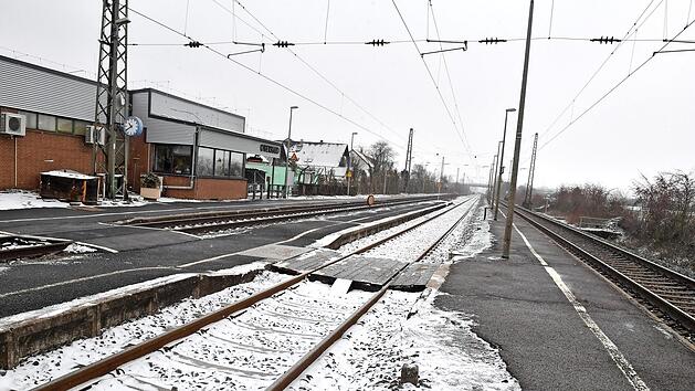Wer zum Zug nach Bamberg auf Gleis 3 (rechts) will, muss in Oberhaid zwei Gleise überqueren. Ein höhengleicher Einstieg in den Zug ist aber nicht möglich. Dazu müssten die Bahnsteige höher sein, was wiederum die Überquerung unmöglich machen würde.  Fotos: Ronald Rinklef