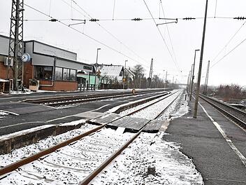 Wer zum Zug nach Bamberg auf Gleis 3 (rechts) will, muss in Oberhaid zwei Gleise überqueren. Ein höhengleicher Einstieg in den Zug ist aber nicht möglich. Dazu müssten die Bahnsteige höher sein, was wiederum die Überquerung unmöglich machen würde.  Fotos: Ronald Rinklef