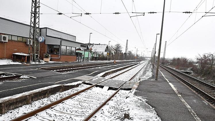 Wer zum Zug nach Bamberg auf Gleis 3 (rechts) will, muss in Oberhaid zwei Gleise überqueren. Ein höhengleicher Einstieg in den Zug ist aber nicht möglich. Dazu müssten die Bahnsteige höher sein, was wiederum die Überquerung unmöglich machen würde.  Fotos: Ronald Rinklef