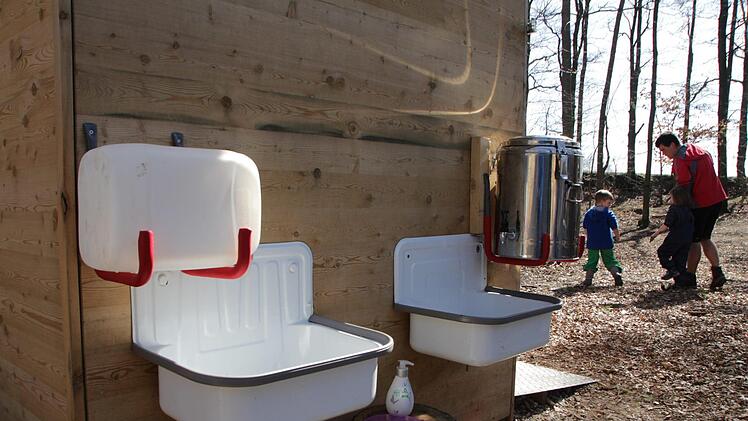 Fließend Wasser kommt aus zwei Kanistern. Foto: Christian Bauriedel