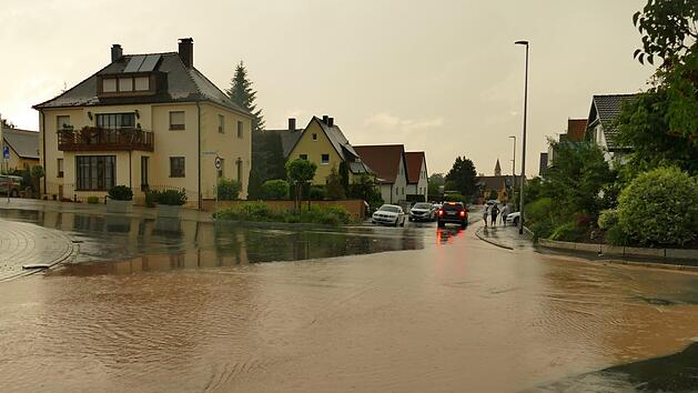 Wie hier am 31. Mai standen 2018 zweimal nach Starkregen in Adelsdorf ganze Stra&szlig;enz&uuml;ge unter Wasser.    Foto: News5/O&szlig;wald (Archiv)