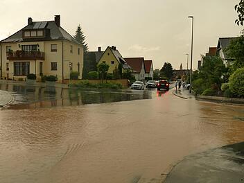 Wie hier am 31. Mai standen 2018 zweimal nach Starkregen in Adelsdorf ganze Straßenzüge unter Wasser.    Foto: News5/Oßwald (Archiv)