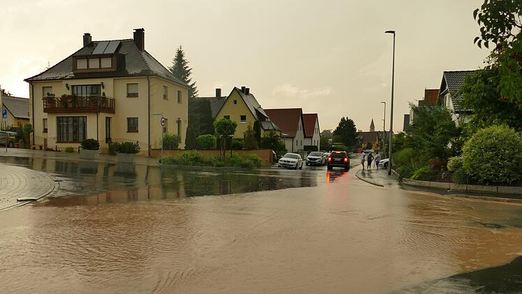 Wie hier am 31. Mai standen 2018 zweimal nach Starkregen in Adelsdorf ganze Straßenzüge unter Wasser.    Foto: News5/Oßwald (Archiv)