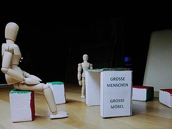Die Modelle für das Projekt zeigen platzsparende und variable Tische und Hocker.  Foto: Günther Geiling