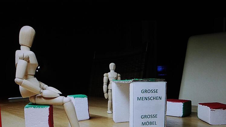 Die Modelle für das Projekt zeigen platzsparende und variable Tische und Hocker.  Foto: Günther Geiling